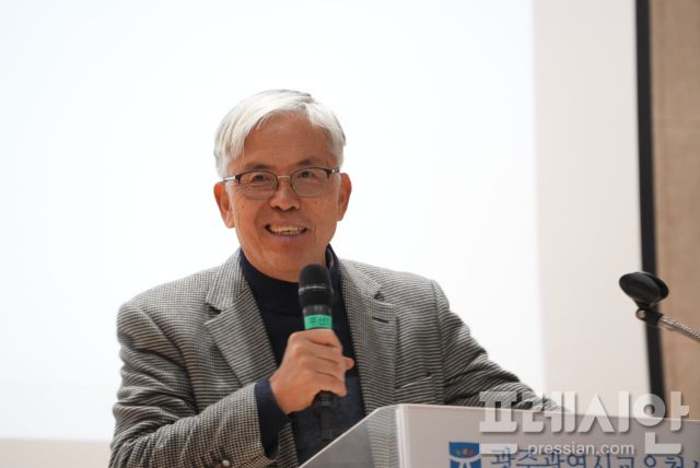 ▲15일 광주시교육청 시민협치진흥원 대강당에서 열린 '광주전남행정통합 공동대응 광주교사·교육청공무원대회'에서 송대헌 전 세종특별자치시교육감 비서실장이 1부 특강을 진행하고 있다.2026.01.15ⓒ프레시안(김보현)