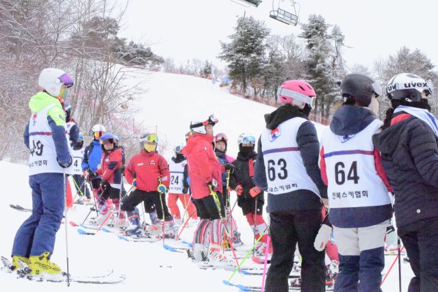 ▲2023년 제16회 전북특별자치도 교육감배 스키·스노보드대회에 참가한 학생 선수들이 스타트 라인에 서 있다. ⓒ프레시안