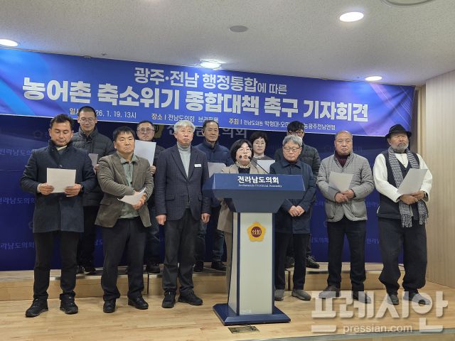 ▲광주전남 통합 시 농어촌 소외 현상 막는 대책 마련 요구하는 오미화 의원과 농민단체 소속원들2026.1.19ⓒ프레시안(박아론)