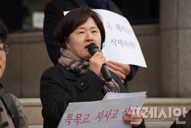 ▲19일 광주 동구청 앞에서 열린 광주교육시민연대 기자회견에서 김경희 상임대표가 발언하고 있다.2026.01.19ⓒ프레시안(김보현)