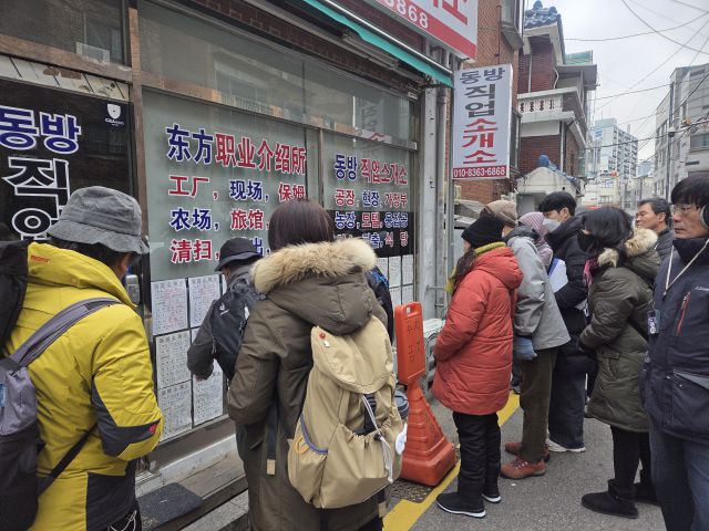 ▲대림 인근 직업소개소를 둘러보고 있는 대림동 걷기 참여자들. ⓒ프레시안(박상혁)