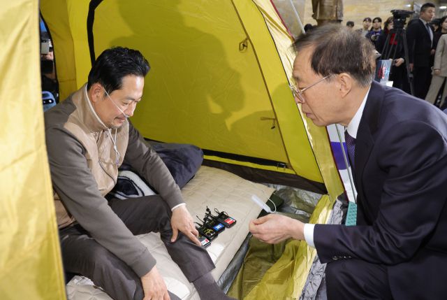 ▲통일교·공천헌금 '쌍특검' 수용을 요구하며 이레째 단식 중인 국민의힘 장동혁 대표가 21일 서울 여의도 국회 로텐더홀 단식 농성장을 찾은 이석연 국민통합위원장과 대화하고 있다. ⓒ연합뉴스