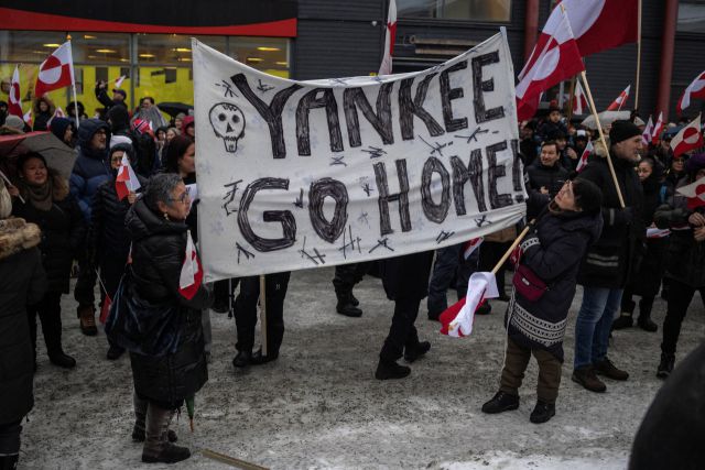 ▲지난 17일 그린란드 누크에서 시위대가 '양키 고 홈'이라 적힌 대형 펼침막을 들고 있다. ⓒ로이터=연합뉴스