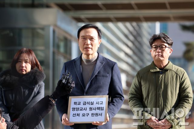 ▲임태희 경기도교육감은 20일 수원지검을 찾아 급식실 안전사고의 책임을 이유로 검찰에 송치된 영양교사에 대해 선처를 요청하는 탄원서를 제출했다. ⓒ경기도교육청