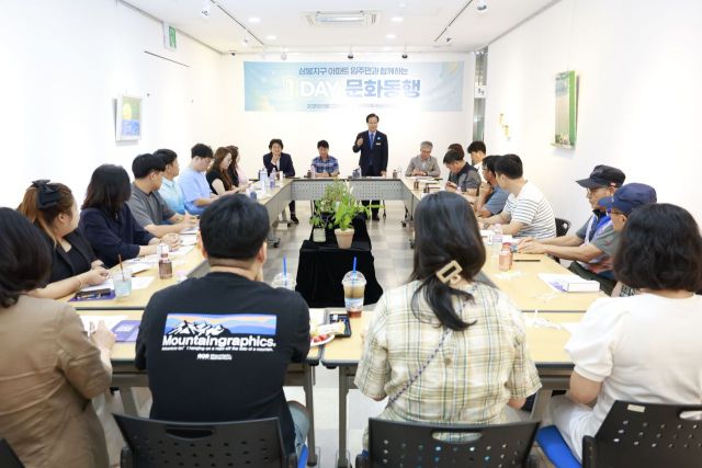 ▲완주문화재단이 완주군 인구밀집지역인 삼봉지구 아파트 입주민과 함께하는 ‘원데이 문화 동행’ 행사를 진행하는 모습 ⓒ완주문화재단