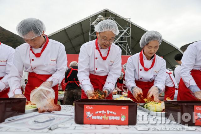 ▲해남미남축제에서 명현관 해남군수(가운데)가 515김치비빔 행사에 참여하고 있다.ⓒ해남군
