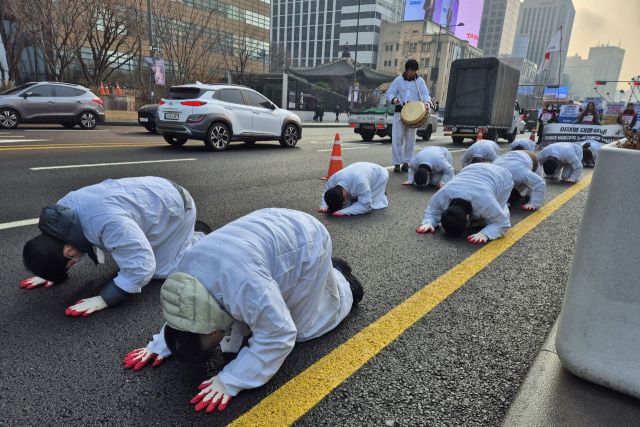 ▲공공운수노조 서울지역지부 청와대분회가 지난해 12월 29일 서울 종로 광화문광장에서 '청와대 비정규직 노동자 고용보장 촉구 삼보일배' 기자회견을 열고 있다. ⓒ프레시안(최용락)