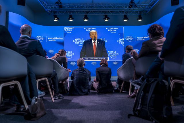 ▲ 21일(현지시간) 스위스 다보스에서 열린 세계경제포럼(WEF) 연례 회의에서 도널드 트럼프 미국 대통령이 특별 연설을 하는 모습이 대형 스크린에 비춰지고 있다. ⓒ UPI=연합뉴스