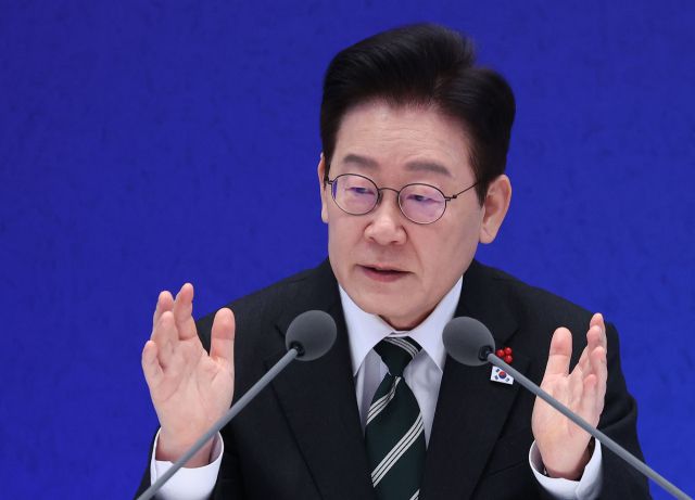 ▲이재명 대통령이 21일 청와대 영빈관에서 열린 신년기자회견에서 취재진 질문에 답하고 있다. ⓒ연합뉴스