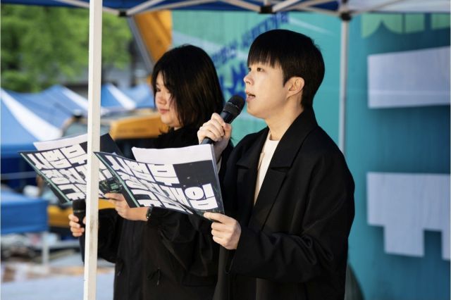 ▲탄핵광장 사회를 보는 김형남 군인권센터 사무국장. ⓒ김형남 인스타그램 갈무리