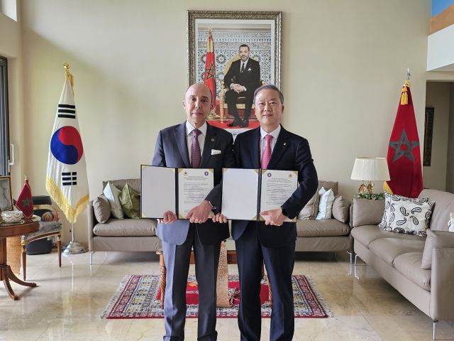 ▲양오봉 전북대총장과 모로코 왕국 대사관 협약. ⓒ전북대 제공