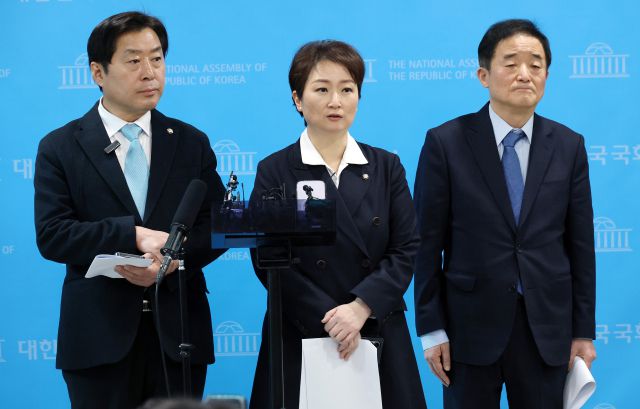 ▲친명계로 분류되는 더불어민주당 이언주·황명선·강득구 최고위원이 23일 국회 소통관에서 정청래 대표의 조국혁신당 합당 제안과 관련해 기자회견을 마친 뒤 질의를 받고 있다. ⓒ연합뉴스