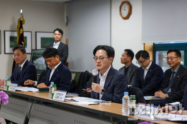 ▲ 김정관 산업통상부 장관이 22일 전북 완주문화산업단지 내 정석케미칼 회의실에서 열린 문화산단 입주기업 간담회에서 발언하고 있다. ⓒ산업통상부