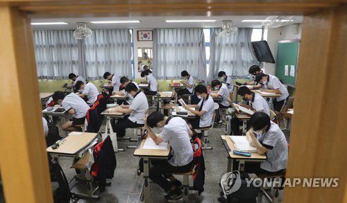 각 분야에서 큰 변화가 일어나고 있지만 우리 교실의 모습은 어디를 가든지 크게 차이를 보이지 않고 있다.  사진은 부산의 한 고등학교 수업 현장  사진=연합뉴스