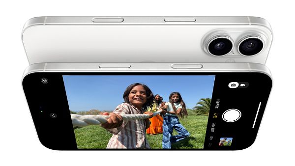 카메라 제어 전용 버튼인 '카메라 컨트롤'을 채택한 아이폰16 [사진: 애플]