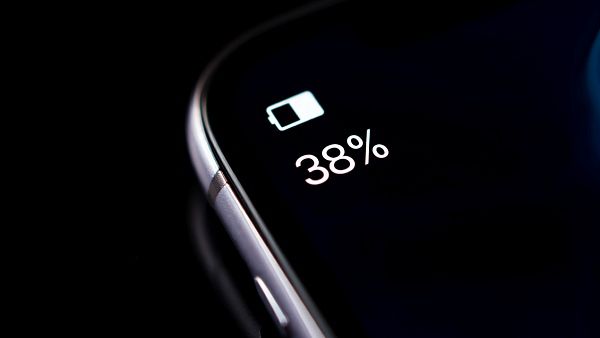 현대인의 고민거리 중 하나인 스마트폰 배터리 충전 잔량 [사진: Reve AI]