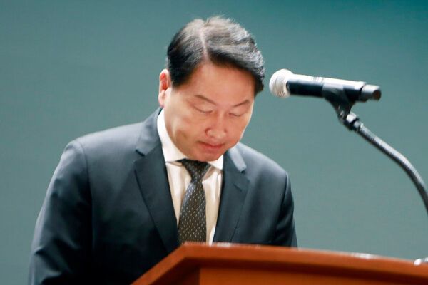 최태원 SK그룹 회장이 SKT 해킹 사고와 관련해 사과하고 있다. [사진: SK텔레콤]