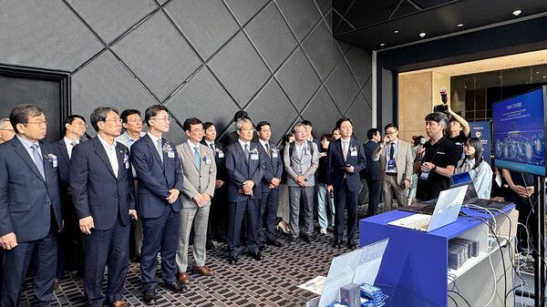 류제명 과학기술정보통신부 제2차관(사진 왼쪽에서 세 번째)를 비롯한 정부·업계 관계자들이 9일 정보보호의날 기념식 제품 전시에서 파이오링크 부스를 참관하는 모습.  [사진: 파이오링크]