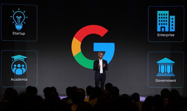 구글 마니쉬 굽타 딥마인드 시니어 디렉터가 2일 서울 강남구 조선 팰리스 호텔에서 열린 '구글 포 코리아'에서 '새로운 가능성을 여는 구글 AI'를 주제로 발언하고 있다. [사진: 연합뉴스]