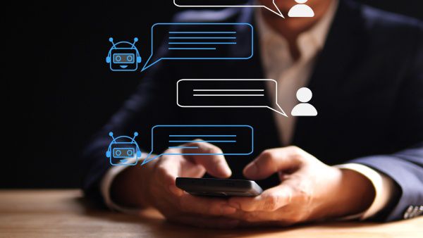 AI 챗봇을 대상으로 한 실험 결과, 시적 표현이 보안 우회에 효과적인 것으로 나타났다. [사진: 셔터스톡]