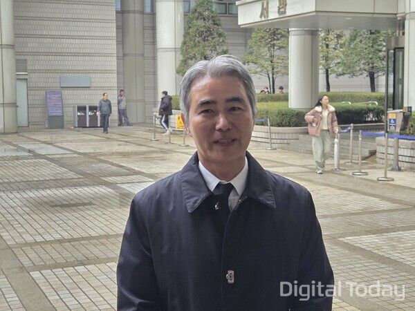 지난달 27일 장현국 넥써쓰 대표가 2심 판결 이후 기자들 질의에 답하고 있다. [사진: 이호정 기자]