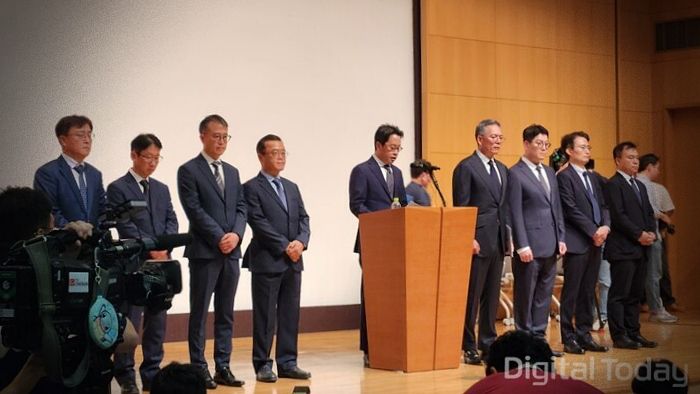 조좌진 롯데카드 대표(가운데 단상)는 18일 서울 부영태평빌딩에서 대국민 사과 회견을 하고 있다. [사진: 디지털투데이 강진규 기자]