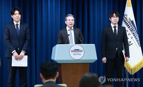 김용범 정책실장이 5일 용산 대통령실 기자회견장에서 이재명 대통령과 손정의 소프트뱅크그룹 회장 면담 관련 브리핑을 하고 있다. 왼쪽부터 김우창 국가AI정책비서관, 김 정책실장, 하정우 AI미래기획수석. [사진: 연합뉴스]