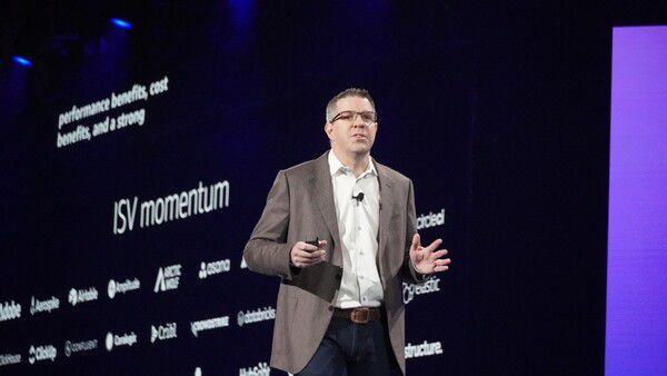 데이브 브라운 AWS 컴퓨트 및 머신러닝 서비스 담당 부사장은 4일(현지시간) 미국 라스베이거스에서 열린 연례 컨퍼런스 '리인벤트(re:Invent) 2025' 키노트를 진행하고 있다. [사진: AWS]