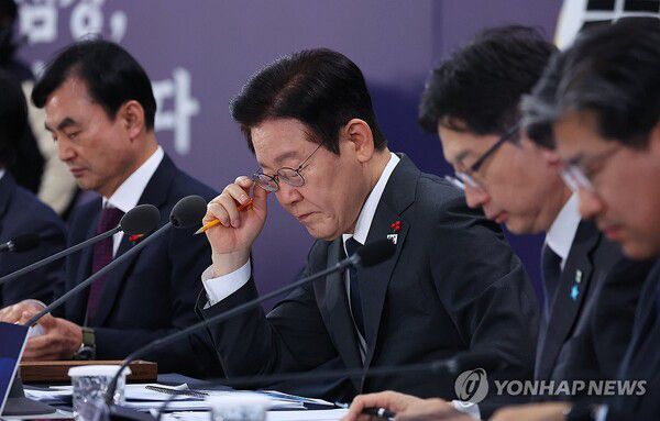 이재명 대통령이 5일 충남 천안시 한국기술교육대학교에서 열린 '충남의 마음을 듣다' 타운홀미팅 간담회에서 참석자 발언 중 자료를 보고 있다. [사진: 연합뉴스]