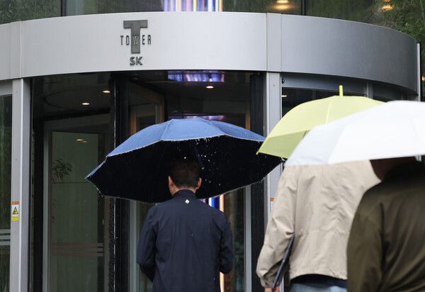 SK텔레콤이 해킹 공격을 받아 관계 당국이 비상대책반을 구성했다. 사진은 22일 서울 중구 SK텔레콤 본사 모습. [사진: 연합뉴스]