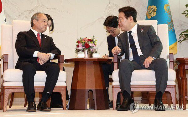 이재명 대통령이 5일 용산 대통령실에서 손정의 소프트뱅크그룹 회장과 면담하고 있다. [사진: 연합뉴스]