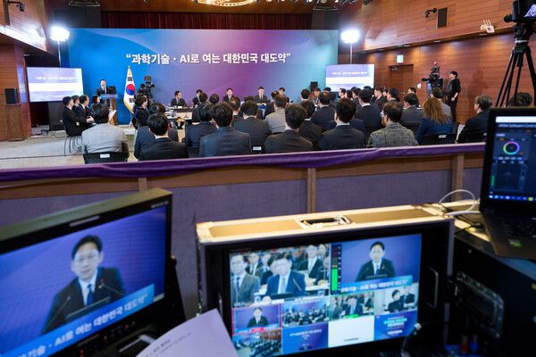 13일 국립중앙과학관과 우정사업본부 등 총 12개 기관 업무보고가 중계되는 모습. [사진: 과기정통부]