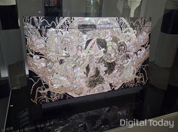 22일 서울 인사동 아라아트센터에서 열린 '쿠키런: 킹덤' 아트 컬래버 특별전 '위대한 왕국의 유산' 전시 공간에 손대현 나전칠기 명장이 게임을 테마로 제작한 작품이 전시돼있다. [사진: 이호정 기자]