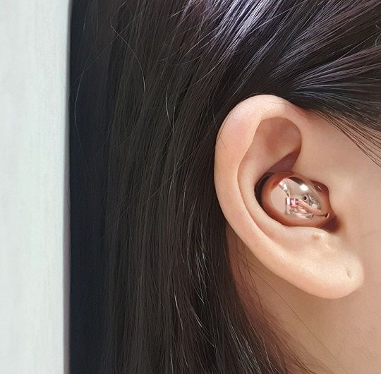 갤럭시 버즈 라이브를 착용한 모습./사진=백유진 기자