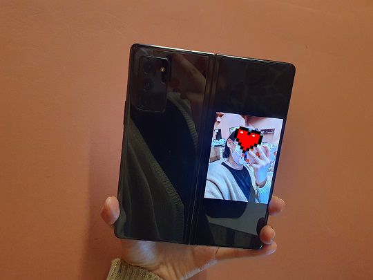 커버 디스플레이로 내 모습을 보면서 후면 카메라로 사진을 찍을 때는 두 손이 필수다. 잘 안 보이지만 손가락이 부들부들 떨리고 있다./사진=백유진 기자