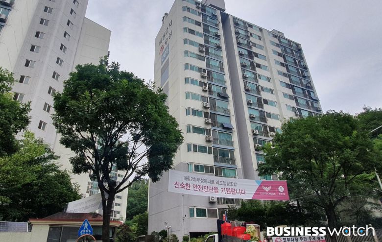 리모델링을 추진하는 목동우성2차 아파트. 지난 7월 양천구청으로부터 조합설립인가를 받은 뒤 시공사들이 단지 곳곳에 조합설립 축하 플래카드를 걸어놨다./채신화 기자