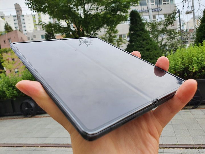 갤럭시 Z 폴드 2는 폴더블폰답게 주름이 있다. 특정 각도에서는 유독 심해보이지만 오래 사용하면 크게 신경 쓰이진 않았다. /사진=백유진 기자