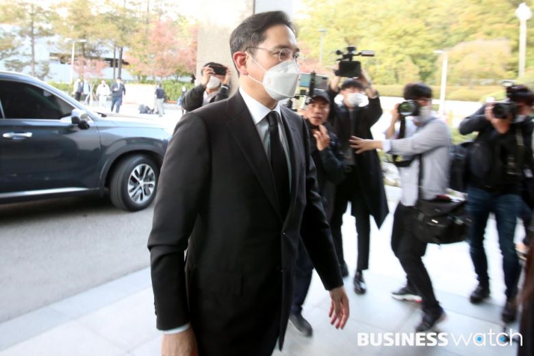 이건희 삼성그룹 회장이 별세한 25일 서울 강남구 삼성서울병원 장례식장에 이재용 삼성전자 부회장이 도착하고 있다. /이명근 기자 qwe123@