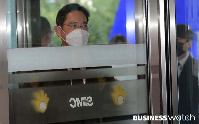 이건희 삼성그룹 회장이 별세한 25일 이재용 삼성전자 부회장이 이 회장의 빈소가 마련된 서울 강남구 삼성서울병원 장례식장에 들어서고 있다.