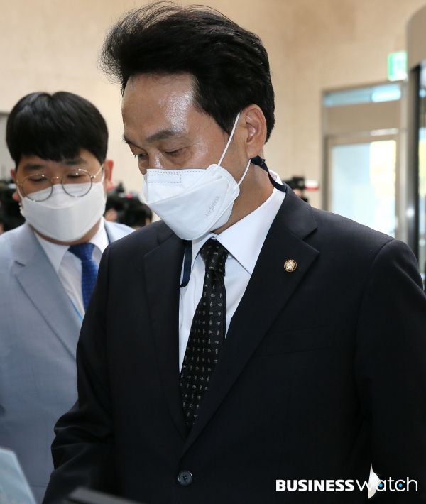 안민석 더불어민주당 의원이 26일 오전 故 이건희 삼성그룹 회장의 빈소가 마련된 서울 강남구 삼성서울병원 장례식장에 들어서고 있다. /이명근 기자 qwe123@