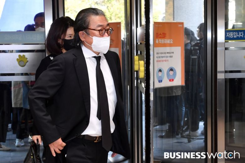 조정호 메리츠금융지주회장이 26일 오전 서울 강남구 삼성서울병원 장례식장에 마련된 고 이건희 삼성그룹 회장의 빈소 조문을 하고 있다./이명근 기자 qwe123@