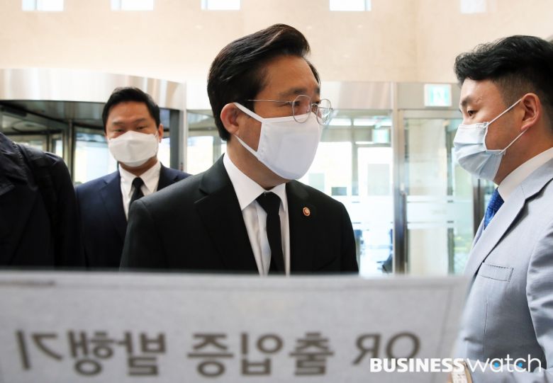 성윤모 산업통상자원부 장관이 26일 오전 故 이건희 삼성그룹 회장의 빈소가 마련된 서울 강남구 삼성서울병원 장례식장에 들어서고 있다. /이명근 기자 qwe123@