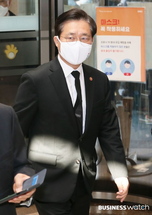 성윤모 산업통상자원부 장관이 26일 오전 故 이건희 삼성그룹 회장의 빈소가 마련된 서울 강남구 삼성서울병원 장례식장에 들어서고 있다. /이명근 기자 qwe123@