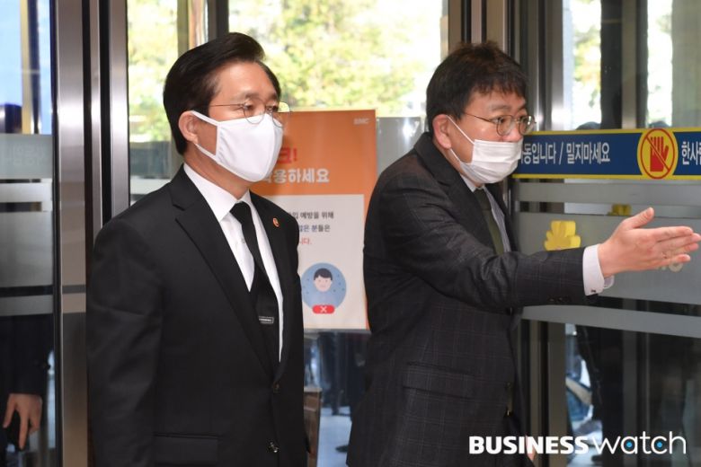 성윤모 산업통상자원부 장관이 26일 오전 서울 강남구 삼성서울병원 장례식장에 마련된 고 이건희 삼성그룹 회장의 빈소 조문을 하고 있다. ​​​/이명근 기자 qwe123@