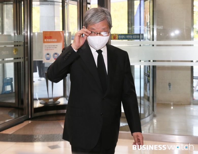 장충기 전 삼성미래전략실 차장이 26일 오전 故 이건희 삼성그룹 회장의 빈소가 마련된 서울 강남구 삼성서울병원 장례식장에 들어서고 있다. /이명근 기자 qwe123@