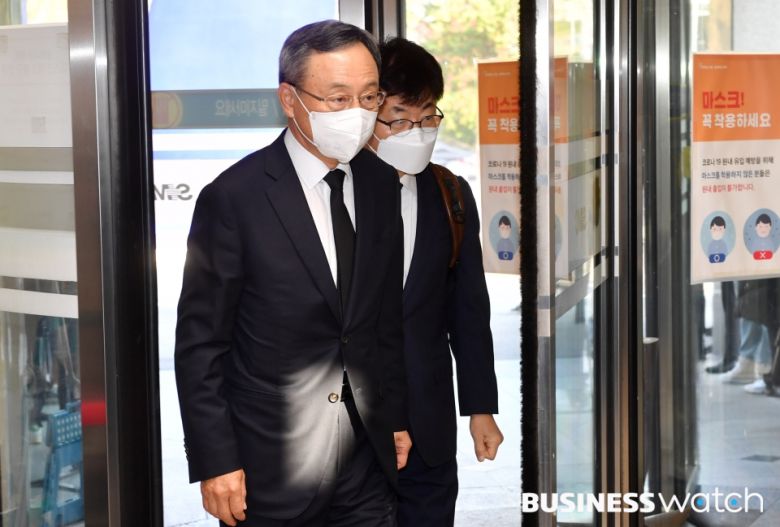 황창규 전 KT회장이 26일 오전 서울 강남구 삼성서울병원 장례식장에 마련된 고 이건희 삼성그룹 회장의 빈소 조문을 하고 있다. /이명근 기자 qwe123@