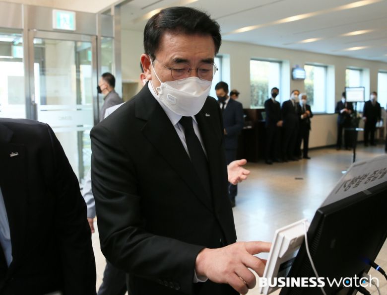 조용병 신한금융지주 회장이 26일 오전 故 이건희 삼성그룹 회장의 빈소가 마련된 서울 강남구 삼성서울병원 장례식장에 들어서고 있다. /이명근 기자 qwe123@