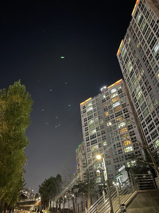 아이폰12 프로 야간모드로 촬영한 사진. 아파트의 불빛이 하늘에 별처럼 번져있다. /사진=백유진 기자