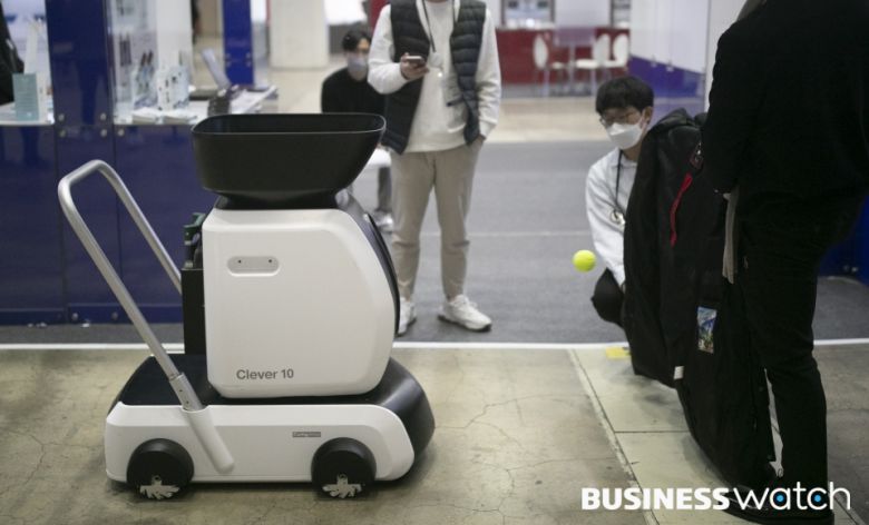 상명대는 카메라로 모션인식하는 테니스 도우미 로봇을 선보였다. /사진=이명근 기자 qwe123@