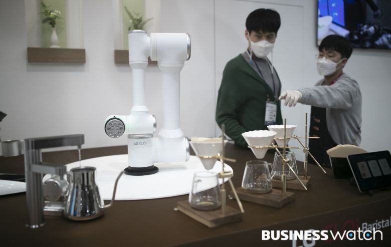 비대면 바리스타 로봇 선보이는 LG전자 /사진=이명근 기자 qwe123@